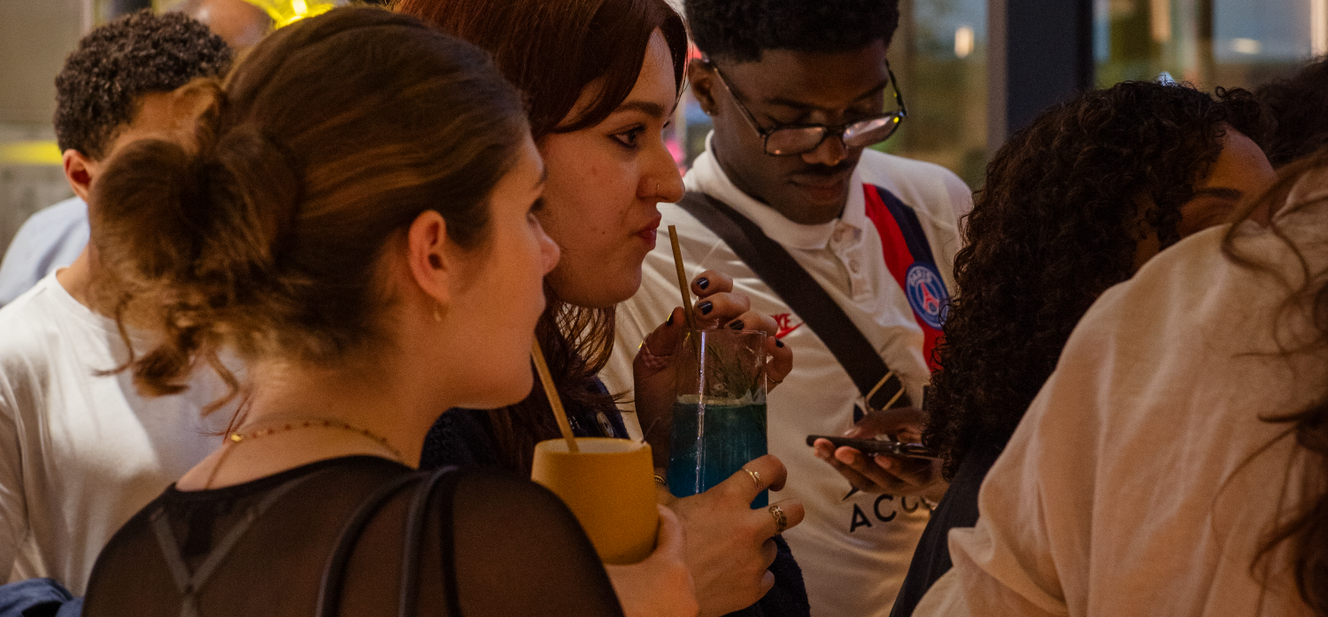 Un groupe de personnes entrain de boire un cocktail au CraftBar.