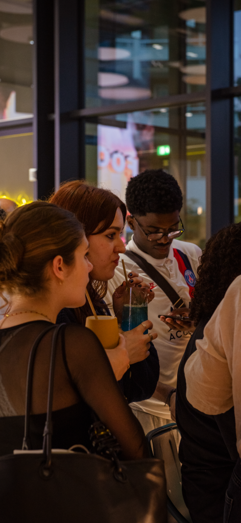 Un groupe de personne entrain de boire un cocktail au CraftBar.