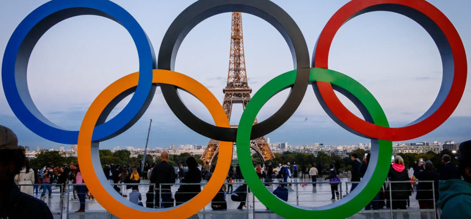 Les anneaux des Jeux Olympiques de Paris sur la place du Trocadéro, on voit la Tour Eiffel derrière