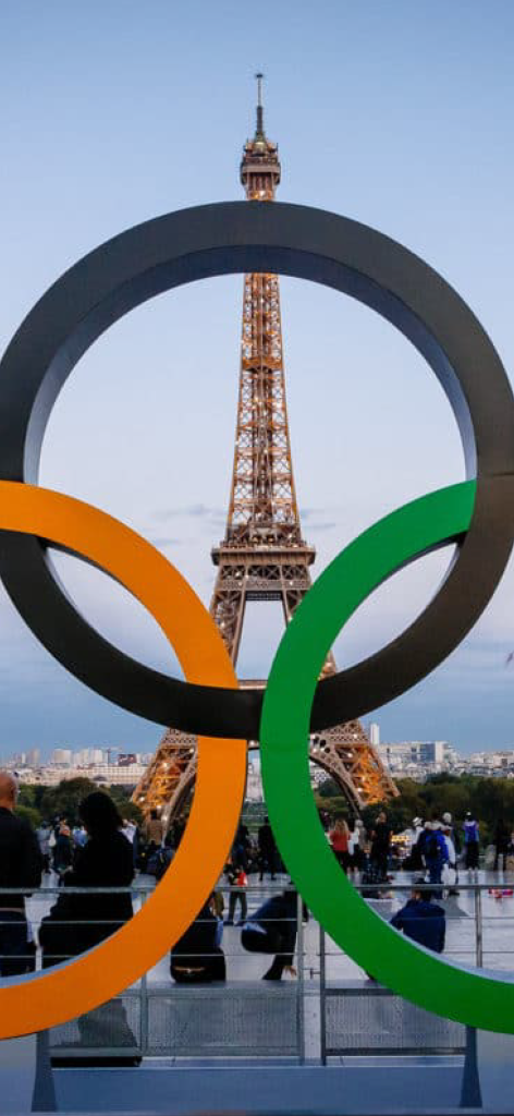 Les anneaux des Jeux Olympiques de Paris sur la place du Trocadéro, on voit la Tour Eiffel derrière