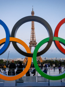 Les anneaux des Jeux Olympiques de Paris sur la place du Trocadéro, on voit la Tour Eiffel derrière